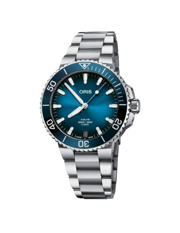 Vista frontale dell'orologio Oris Aquis Date Calibre 400 con quadrante blu e cassa in acciaio da 41,5 mm