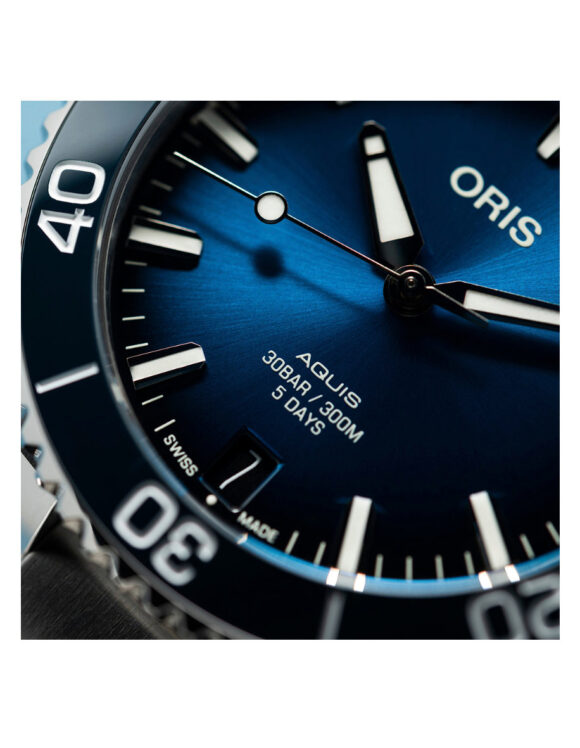 Dettaglio ravvicinato del quadrante blu dell'Oris Aquis Date Calibre 400 con indici luminescenti e datario