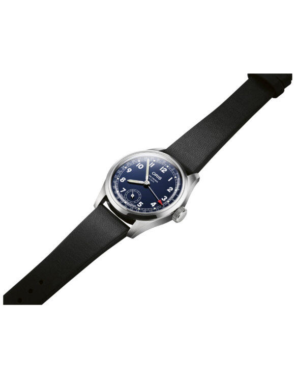 Oris Big Crown Pointer Date Calibre 403 completamente disteso, con vista completa di cassa, cinturino e quadrante