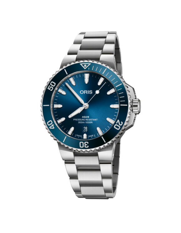 Vista frontale dell’orologio Oris Aquis Date con quadrante blu e lunetta in ceramica