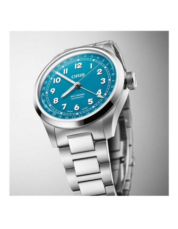 Vista inclinata dal basso dell’orologio Oris Big Crown Pointer Date con quadrante azzurro