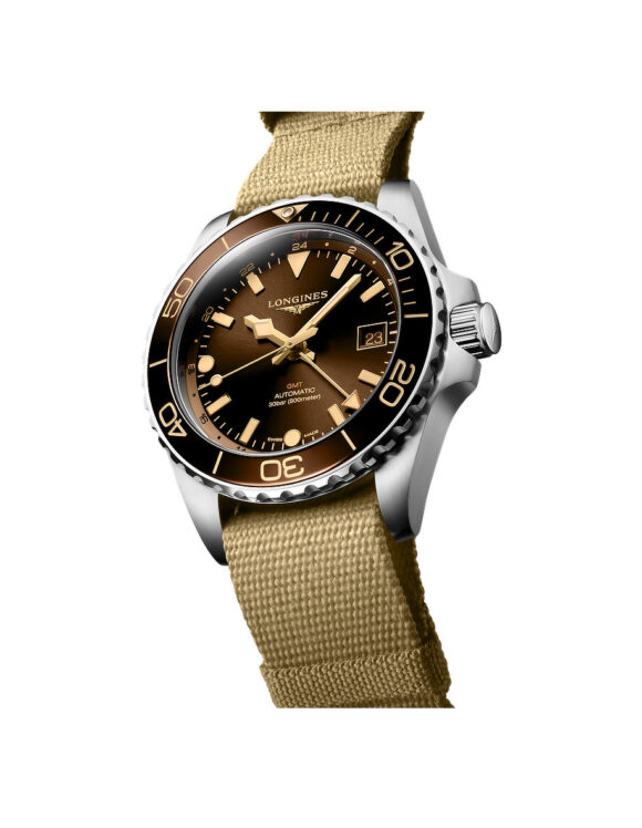 Vista angolata Orologio Longines Hydroconquest GMT Marrone 41mm con cinturino NATO beige L3-790-4-66-2